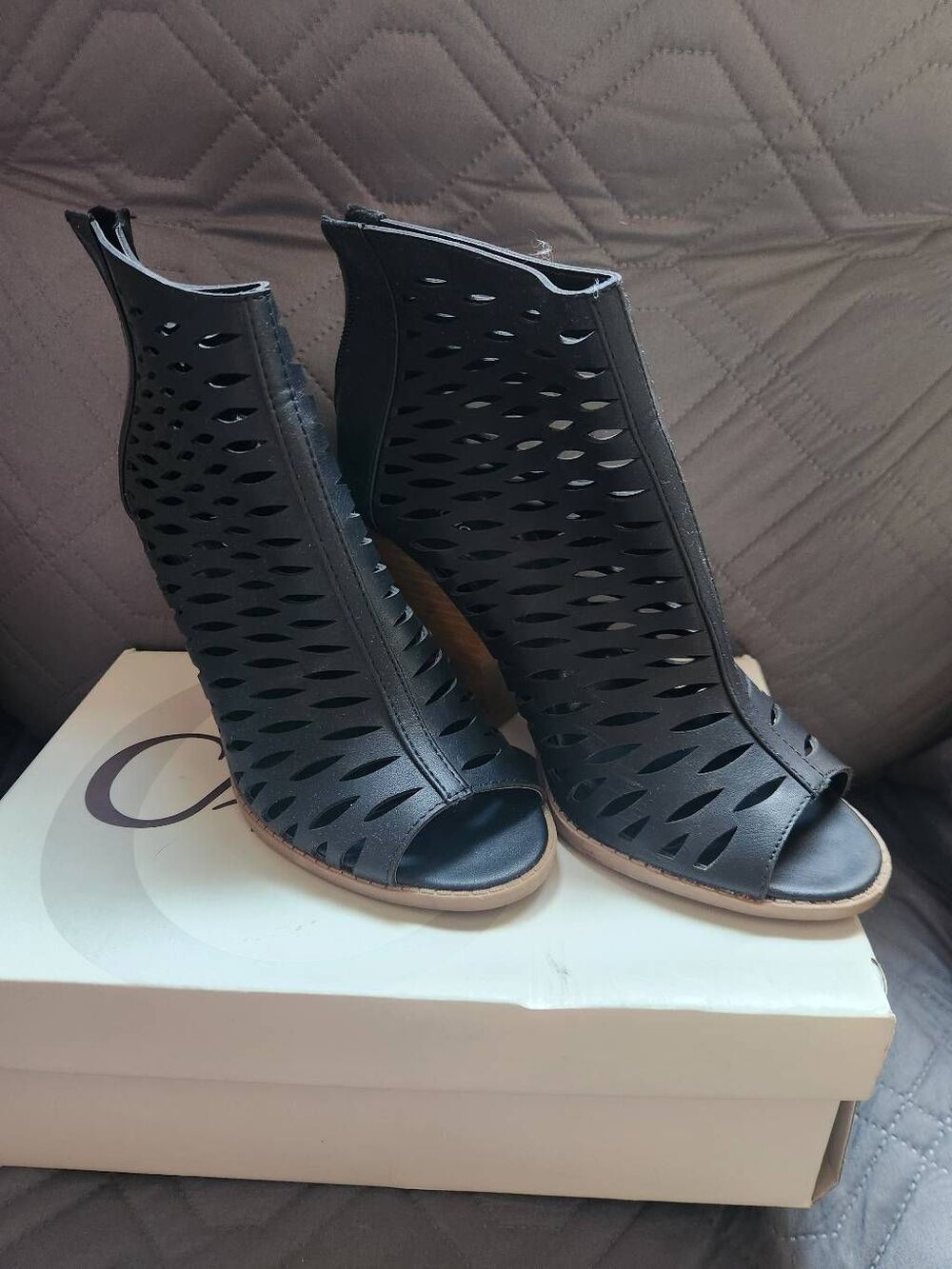 Maurices Black and Tan Sandals with Chunky Heel and Cut-Out Design size 9 (R)